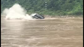 Sand carrier capsizes in Yangtze River