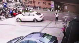 河南许昌 与死神0.01米!轿车失控,擦过他双腿