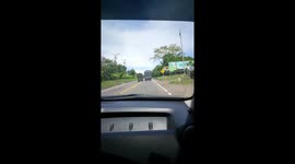 Vehículo por poco produce accidente