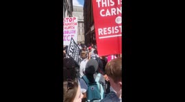 Police step in between anti-Trump protesters and Tommy Robinson supporters