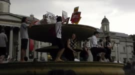 Over fifty thousand anti trump protesters gather in Trafalgar Square the sound system was cut of at 7pm with jeers from the crowd untill a samba band climed onto the nelson monument and got everyone dancing some people even got into the fountains dancing