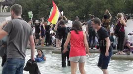 Over fifty thousand anti trump protesters gather in Trafalgar Square the sound system was cut of at 7pm with jeers from the crowd untill a samba band climed onto the nelson monument and got everyone dancing some people even got into the fountains dancing