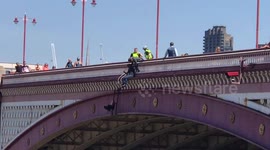 Heroic members of public talk down man attempting to jump from Blackfriars Bridge in London