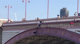 Full version - Man attempts jump from Blackfriars Bridge