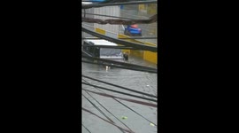 Land Rover Defender VS Cargo Truck in the Flood