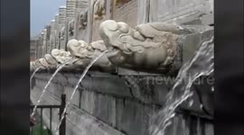 北京暴雨多地积水 故宫“九龙吐水”避免“看海”模式