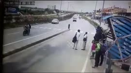Lucky escape after speeding bus lurches into opposite lane on India highway