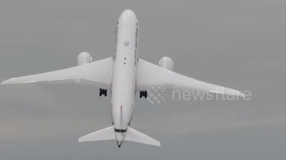 Boeing 787 Dreamliner’s near-vertical takeoff wows crowd at Farnborough Airshow