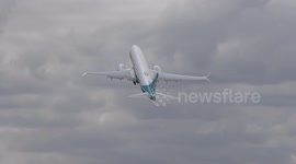 Amazing near-vertical takeoff of a Boeing 737 MAX 7 at Farnborough Airshow