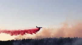 DC-10 air tanker drops long stream of retardant on Washington state fire