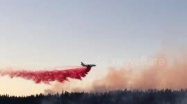 DC-10 air tanker drops long stream of retardant on Washington state fire