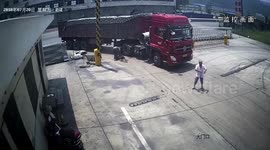 商洛:货车拐弯与摩托车相撞 一人被卷车下拖行4米