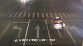 浙江嘉兴  男子骑电车玩手机追尾出租车