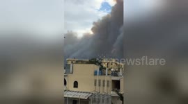 Holidaymakers film helicopters bringing water to fight fires over Attica
