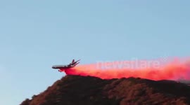 Firefighting plane flies incredibly low over Californian hillside