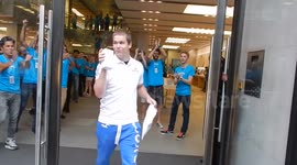 The first iPhone 6 customer in the UK
