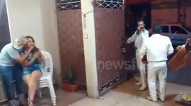 Da un mal paso el mariachi se cae y se le quebra la vihuela  jajajajajaja