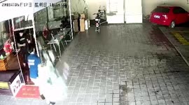 Glass door shatters after man pushes it to open at shop in China