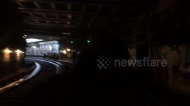 Passagers fuyant la rame de métro en plein tunnel
