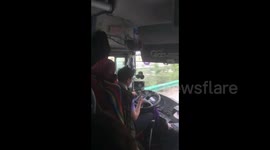 青海同德   无视满车乘客 司机用生命玩手机