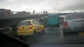 Autobús fuera de control produce fuerte accidente