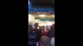 Chaos at Lombok airport following earthquake