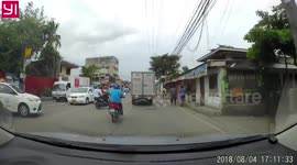 Moped rider and passenger pushed off road in Philippines