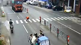 Man hit by lorry when trying to save a dog on the road