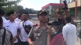 Terrifying moment Indonesian politicians caught in earthquake aftershock