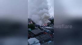 Newsflare Edit - Fire destroys antique wooden home in Bangkok