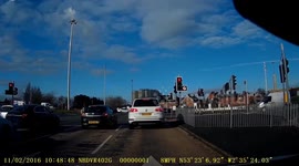 van driver cuts up car on roundabout