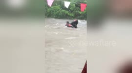 Thai hero rescues tourists washed away by flash flood