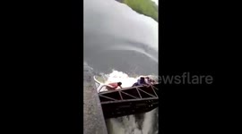 Heart-stopping moment 4 men avoid falling off dam’s crest after boat’s motor fails