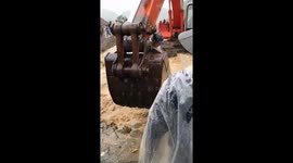 Rescue the people trapped in the flash flood by the excavator