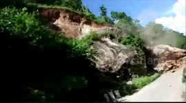 Massive boulder falls on busy motorway during landslide in northern India