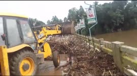 Officials dump garbage back in river in flood-hit Kerala