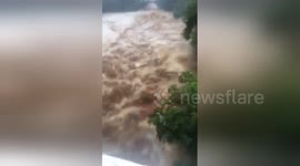 Filmer captures raging floodwaters as hurricane bears down on Hawaii