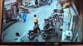 Security camera records brazen mobile phone snatch