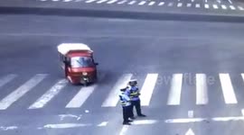 Driver suffers heart attack, knocks down police officer in northern Chinese province