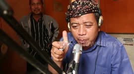 Radio DJ in Indonesia eats lightbulbs live on air