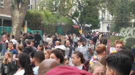 Group of young men run away from police at Notting Hill Carnival