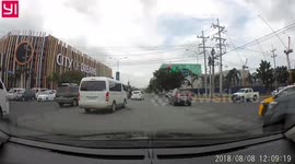 Food delivery rider jumps red light and gets hit by car