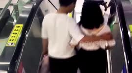 湖北武汉  飞速! 男子地铁关门瞬间撒开女友飞进车厢