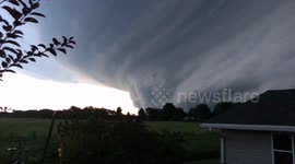 Massive shelf cloud seen over Erie, Illinois sky