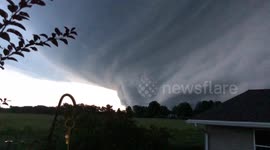 Massive shelf cloud seen over Erie, Illinois sky