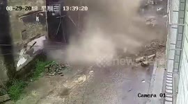 福大命大!男子刚骑车过去,墙就塌了