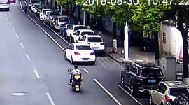 监拍常德女司机开车连撞7台车 停车框内上演碰碰车