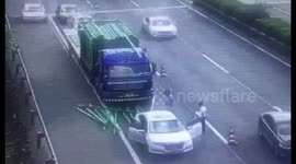 高速上他一脚刹车 钢管变“标枪”直戳前面小轿车