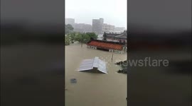 Heavy rain causes flash floods in southern China