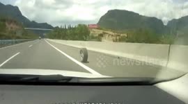 贵州铜仁  轮胎高速在狂奔 交警追寻两公里